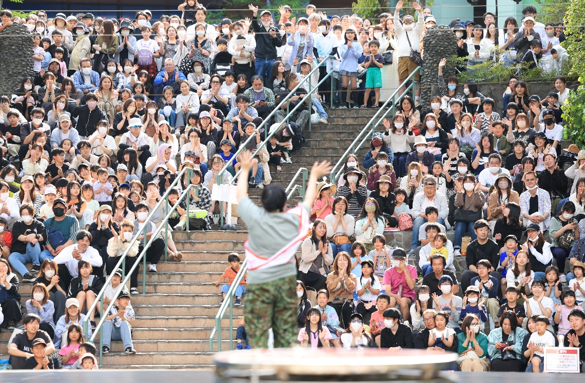 お笑い芸人やす子さんのステージを楽しむ買い物客ら＝大分市のパークプレイス大分