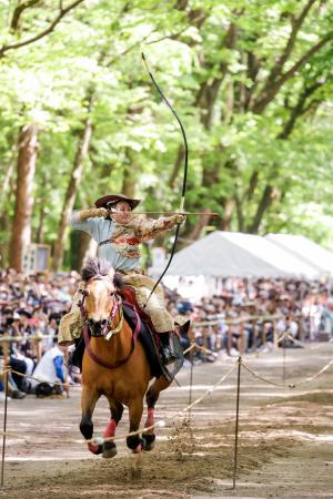 京都市左京区の下鴨神社で行われた「流鏑馬神事」＝３日午後