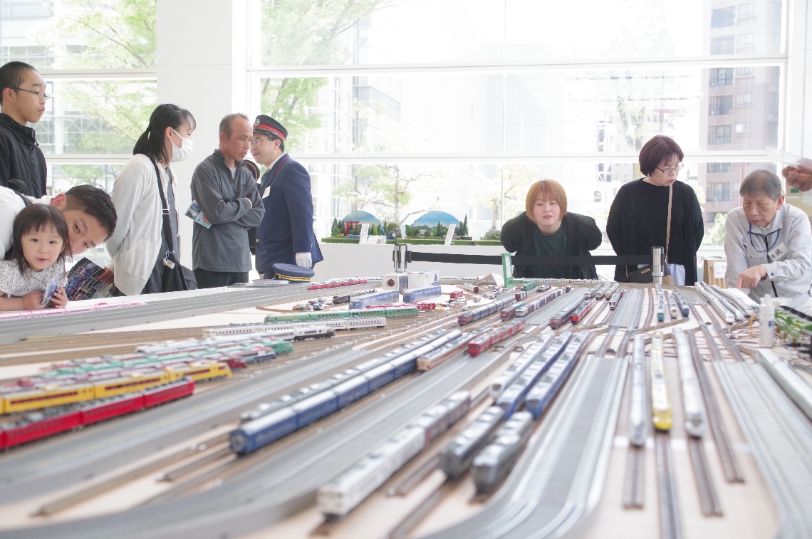 ソニックなどの鉄道模型に見入る人たち＝４日、大分市の県立美術館