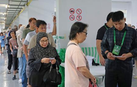 投票所で順番を待つ有権者＝３日、シンガポール（共同）
