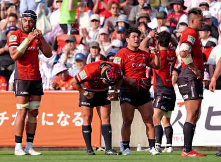 神戸に敗れ肩を落とす横浜フィフティーン＝秩父宮