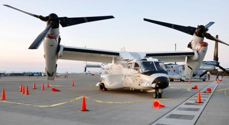 「日米親善デー」で並んで展示される米海軍（手前）と陸上自衛隊の輸送機オスプレイ＝４日午前、山口県岩国市の米軍岩国基地