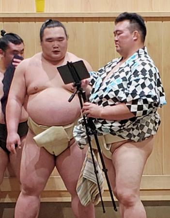 二所ノ関親方（右）に動画を見ながら指導を受ける白熊＝茨城県阿見町の二所ノ関部屋