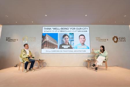 ウーマンズパビリオンで対談する建築家の永山祐子さん（右）と大阪公立大の倉方俊輔教授＝４日午後、大阪市此花区の夢洲