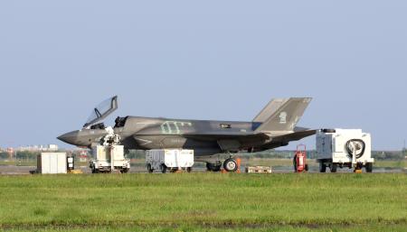 高知空港に駐機する米海兵隊のＦ３５Ｂステルス戦闘機＝４月