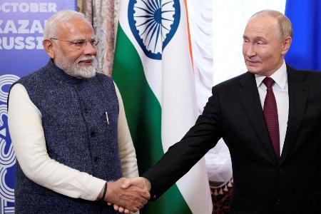 昨年１０月、ロシア中部カザンで、プーチン大統領との会談で握手するインドのモディ首相（ロイター＝共同）