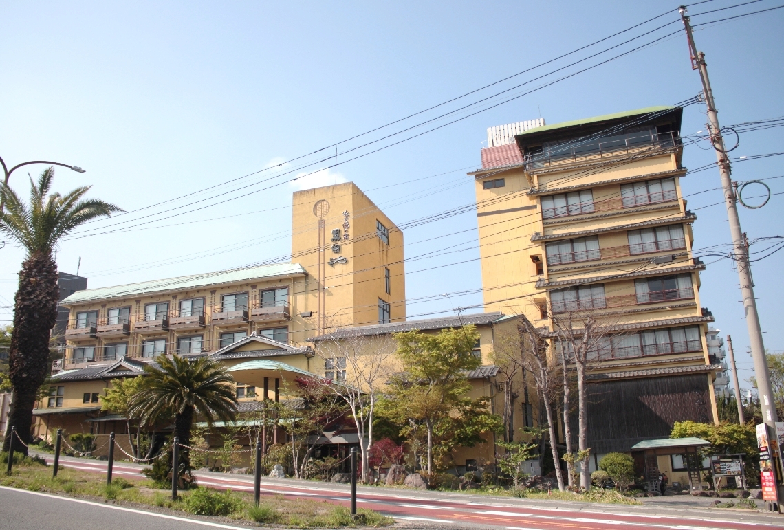 「もと湯の宿　黒田や」。買収して取り壊し、５階建てホテルを新設する計画が浮上している＝別府市御幸