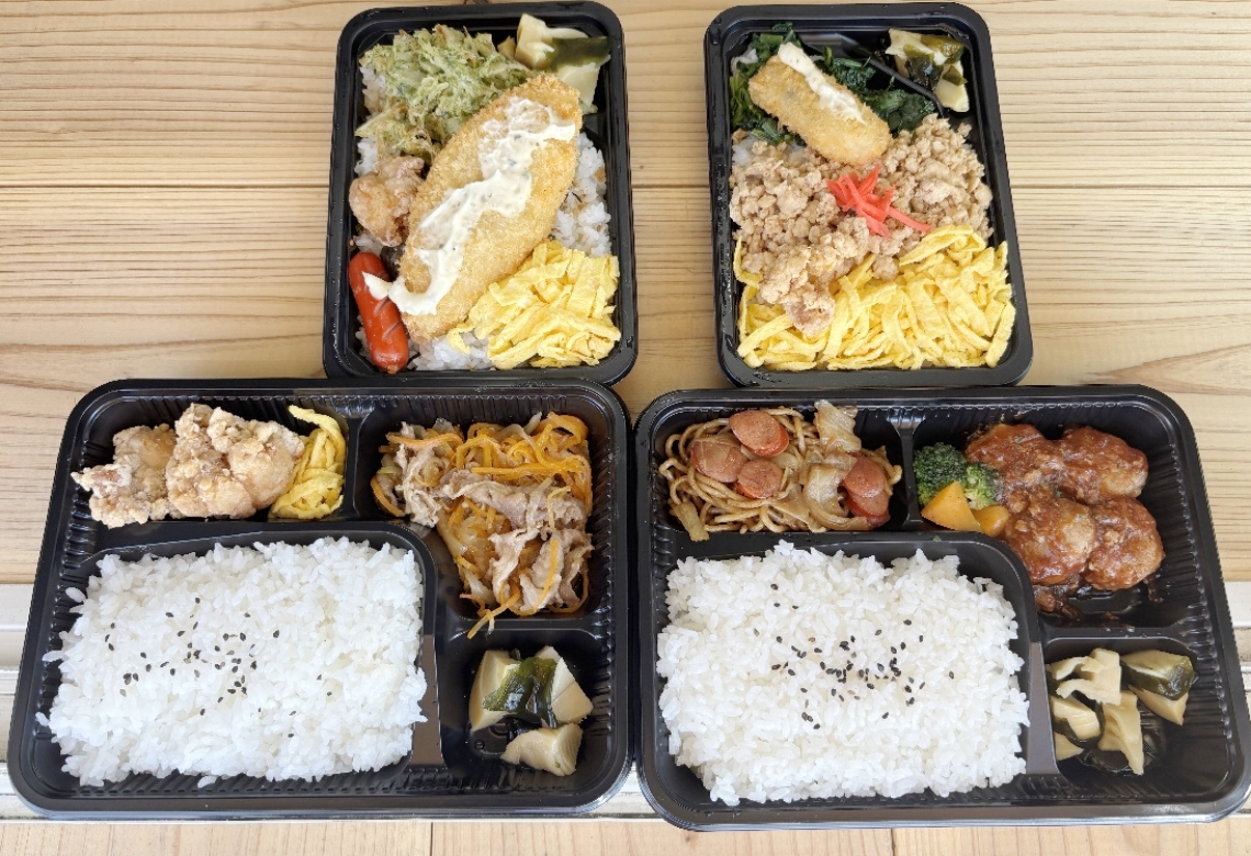 ご飯が進むおかずが入った「日替わり」（手前２つ）とのり弁（左上）と３色弁当（右上）