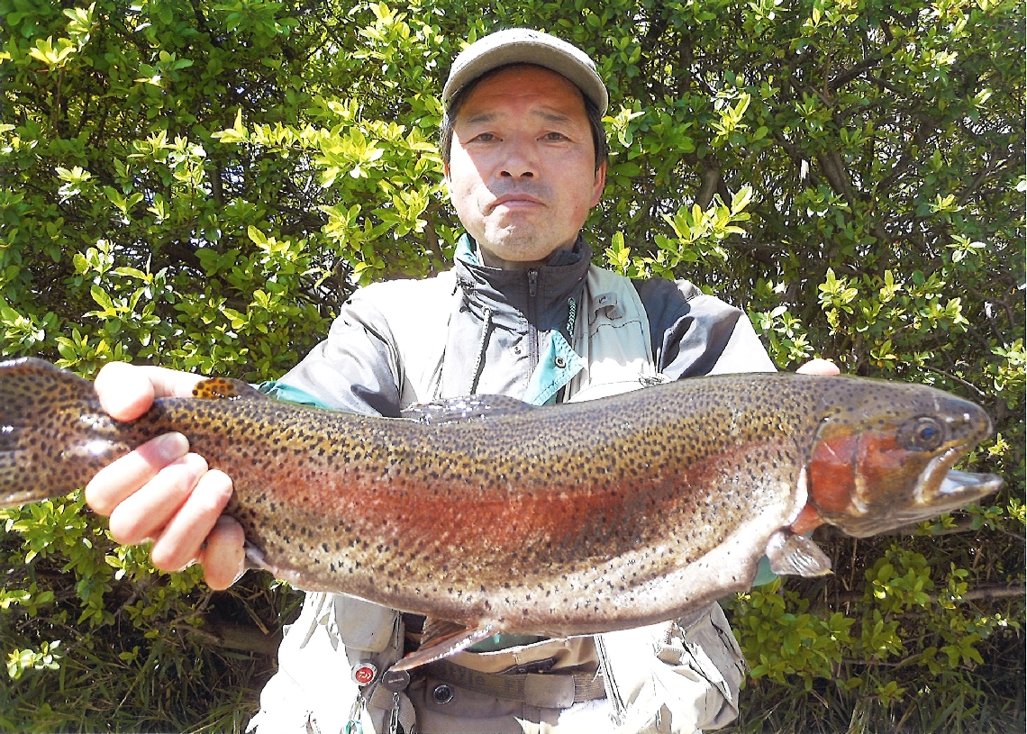 釣りを愛する最上一平さん。写真の魚はニジマス