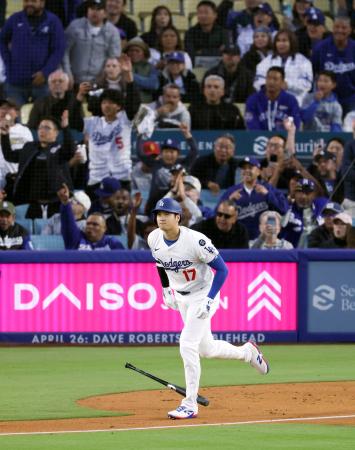 本拠地ドジャースタジアムでプレーする米大リーグ、ドジャースの大谷翔平。日本でおなじみの企業の広告が目につく＝４月、ロサンゼルス（共同）