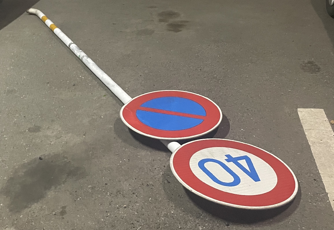 倒れて児童にけがを負わせた標識＝昨年５月、日田市