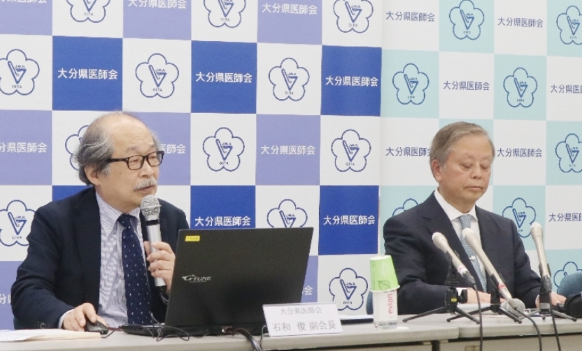 会見で感染予防策を呼びかける県医師会のメンバー＝７日、大分市駄原の県医師会館