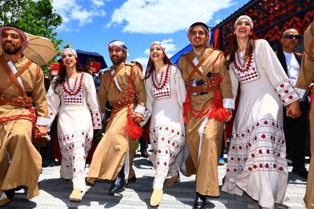 ヨルダンのナショナルデーで歌やダンスを披露する踊り子ら＝７日午後、大阪市此花区の夢洲