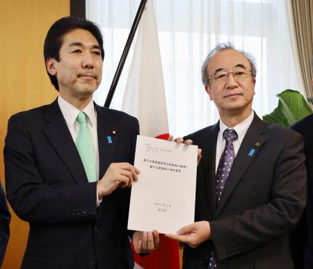 城内科学技術相（左）に要望書を手渡す新潟県の花角英世知事＝７日午後、内閣府