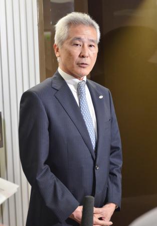 取材に応じる中日本高速道路の縄田正社長＝７日午後、国交省
