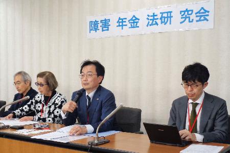 記者会見する「障害年金法研究会」の藤岡毅弁護士（右から２人目）ら＝７日午後、東京都千代田区