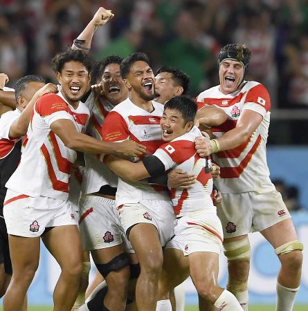 ２０１９年９月、ラグビーＷ杯日本大会１次リーグのアイルランド戦で逆転勝ちし、喜ぶムーア（右端）ら日本フィフティーン＝静岡スタジアム