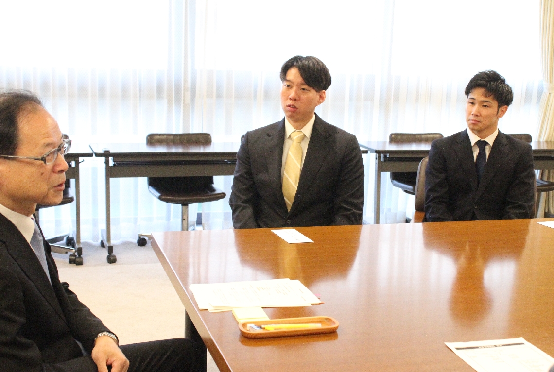 佐藤知事（左）に意気込みを語る渡辺（中央）と田中