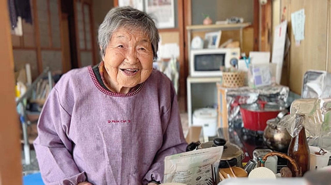 広島県の山あいの町で一人暮らしを続ける石井哲代さんの日々を追った一作（ⓒ「１０４歳、哲代さんのひとり暮らし」製作委員会）