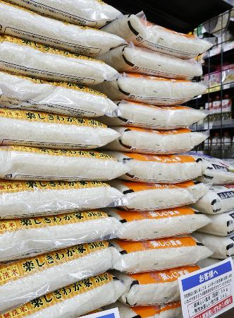スーパーの店頭に並ぶ備蓄米入りのブレンド米＝３月、東京都内（画像の一部を加工しています）