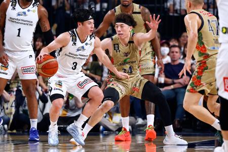 島根の安藤（左）をマークする琉球の小野寺＝沖縄サントリーアリーナ（（Ｃ）Ｂ．ＬＥＡＧＵＥ）