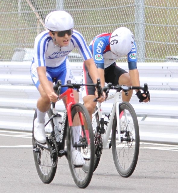 【男子ロードレース】接戦を制して３連覇を果たした翔青の大後戸（左）