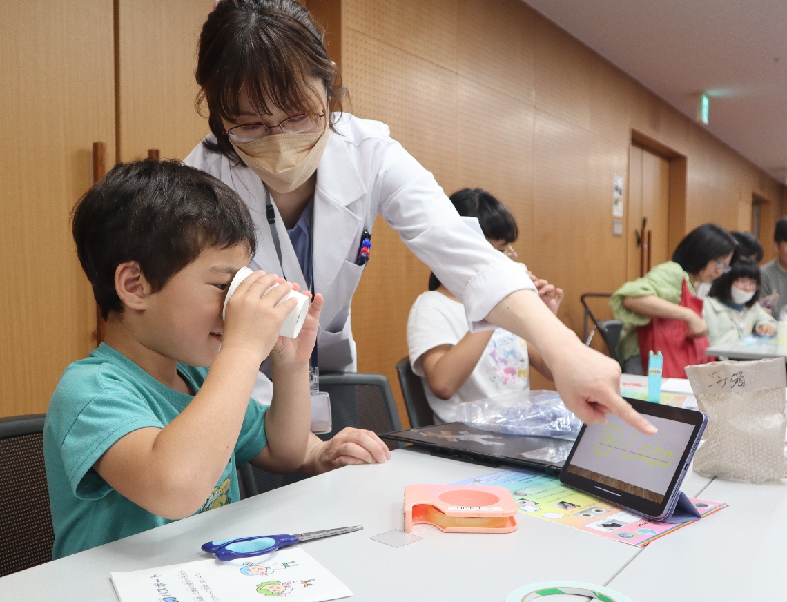 紙コップを使った万華鏡作りに取り組む児童ら