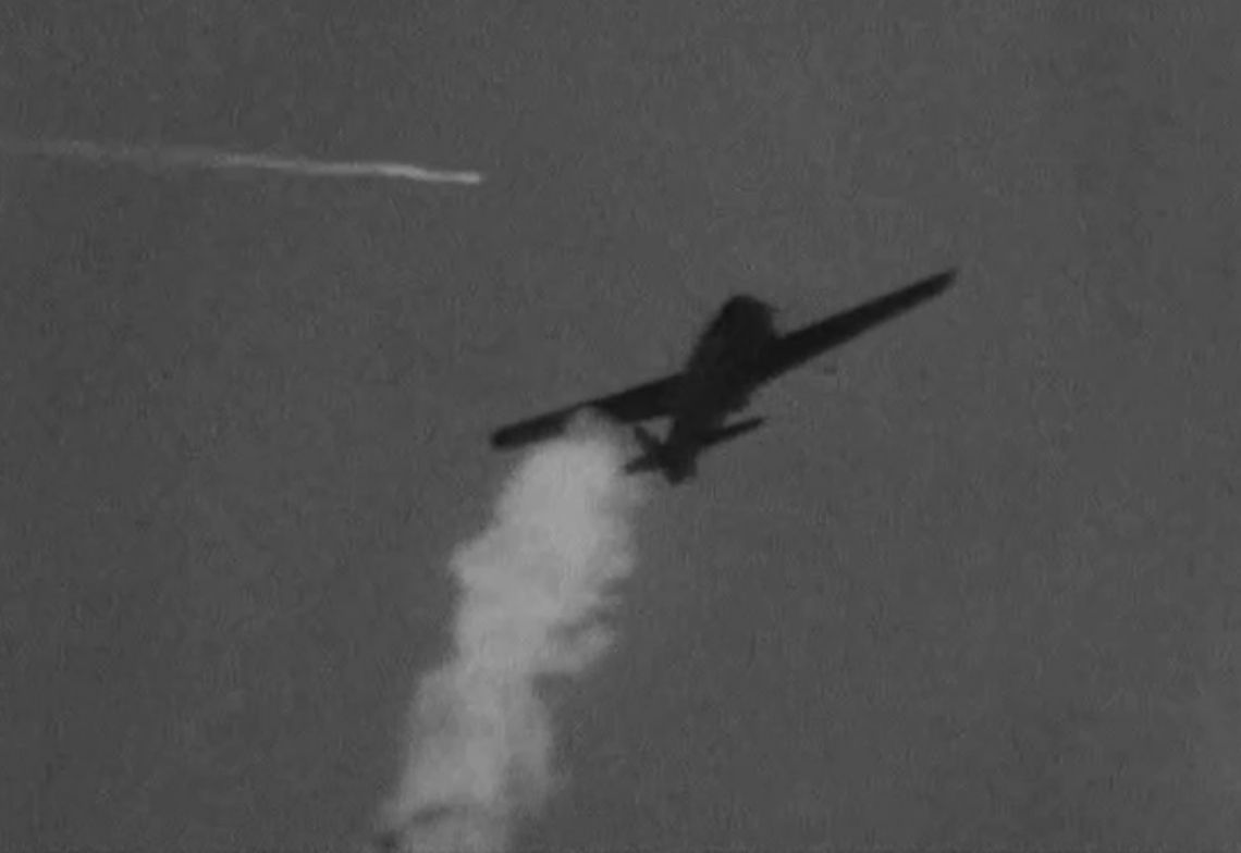 翼から炎を上げる姫野庸中尉搭乗の偵察機（豊の国宇佐市塾提供）