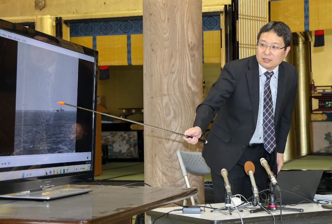 解析した映像について解説する織田祐輔さん＝１０日、宇佐市森山の教覚寺