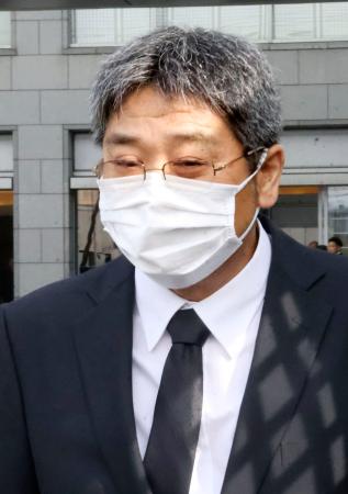 岡崎彩咲陽さんの告別式を終え、取材に応じる父鉄也さん＝１１日午後、川崎市