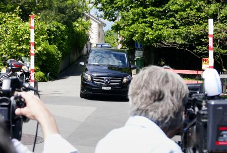 １１日、スイス・ジュネーブで米中貿易協議に参加した中国側の代表団を乗せたとみられる車列（共同）