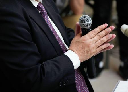 記者会見する石破茂政経懇話会元代表の下根貴弘氏＝１２日午後、国会