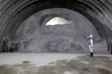 リニア中央新幹線の伊那山地トンネルで、工区間が貫通した箇所＝１３日午後、長野県豊丘村