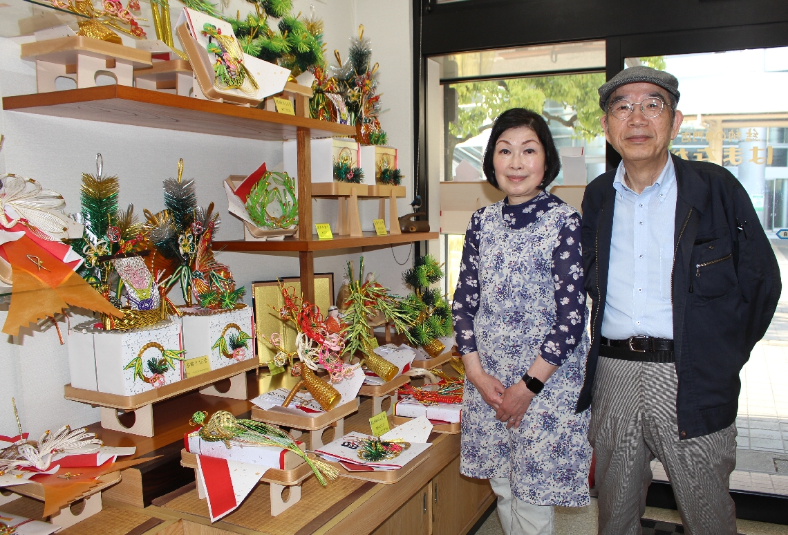 「結納の店はまなが」を営む浜永孝治さんと洋子さん夫婦。創業した孝治さんの母から受け継いだ親切で丁寧な接客と礼法指導が評判＝大分市中央町