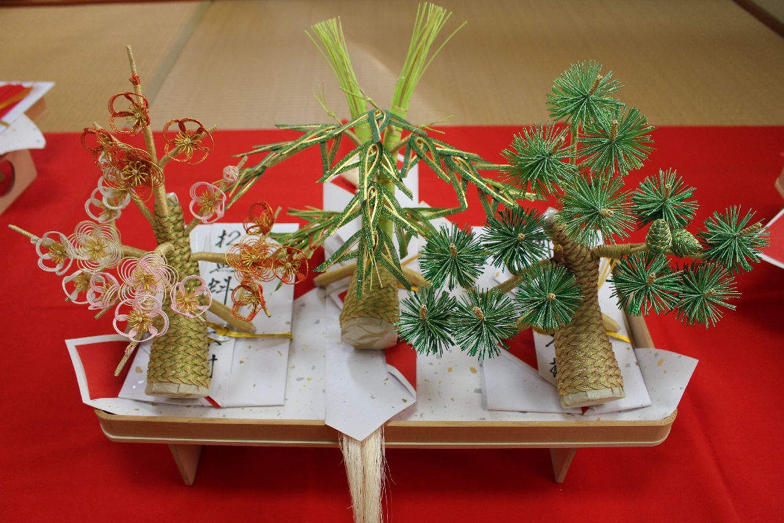 松竹梅や鶴亀をかたどった水引細工に魅了され、購入する外国人観光客もいる