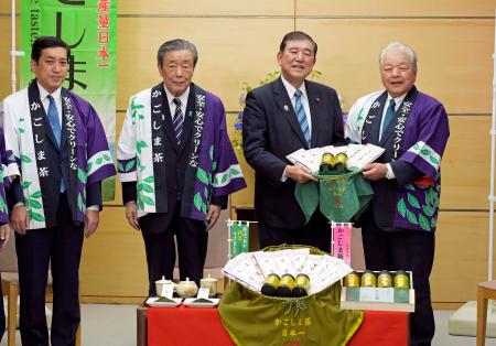 鹿児島産の新茶を贈られた石破首相（右から２人目）＝１４日午後、首相官邸