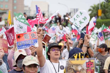 台湾野党、国民党の立法委員のリコールを求める集会に参加する人々＝４月、台北市（共同）