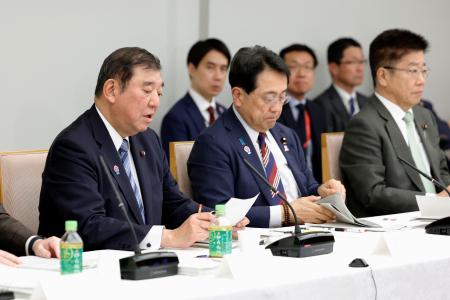 新しい資本主義実現会議で発言する石破首相（左端）＝１４日夜、首相官邸