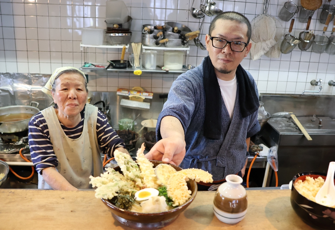この店で自分の味を追求していくと意気込む田口真浩さん（右）と敦子さん＝臼杵市井村