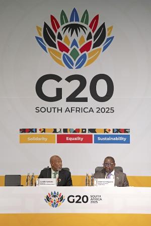 Ｇ２０財務相・中央銀行総裁会議の閉幕後に記者会見する南アフリカのゴドングワーナ財務相（右）＝２月、ケープタウン（共同）