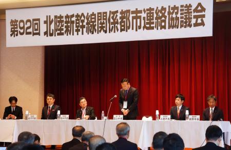 石川県加賀市で開催された北陸新幹線関係都市連絡協議会の会合。右から３人目は会長の藤井裕久・富山市長＝１５日午後