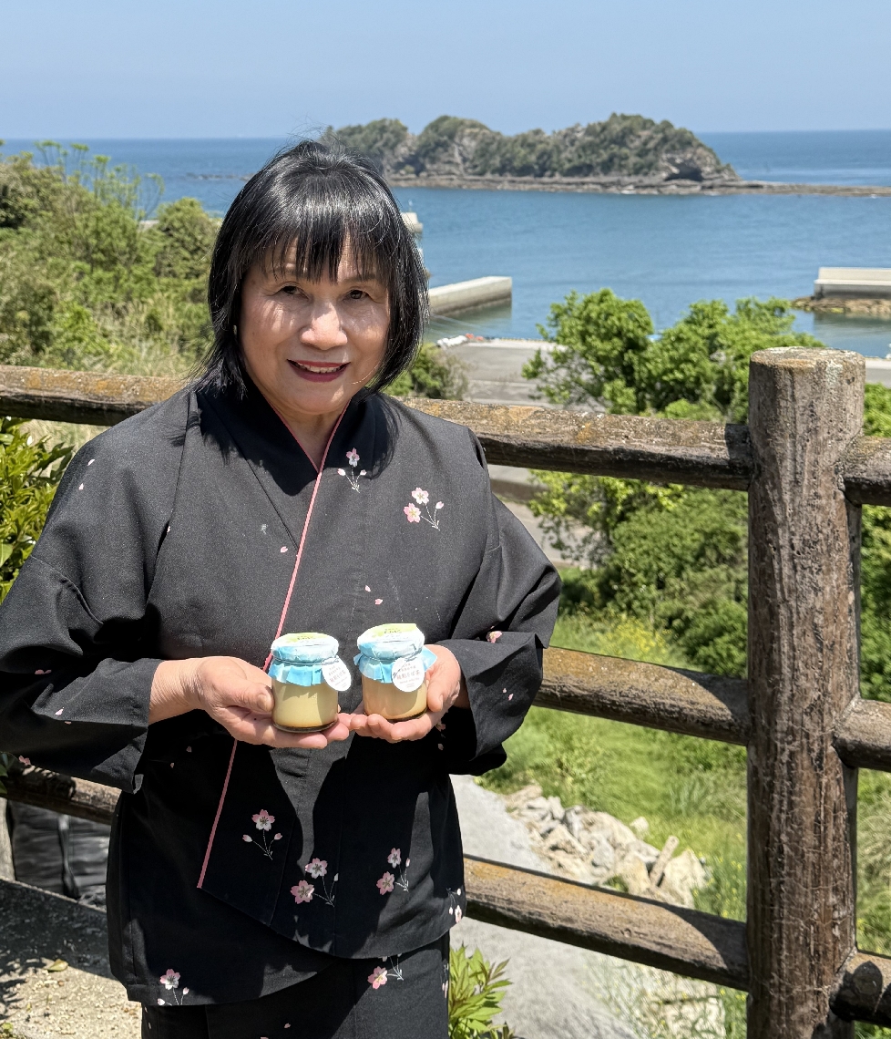 「甘さ控えめの大人味のプリンを楽しんでほしい」と話す女将の高嶋美佐子さん＝豊後高田市見目の海浜旅庵しおじ