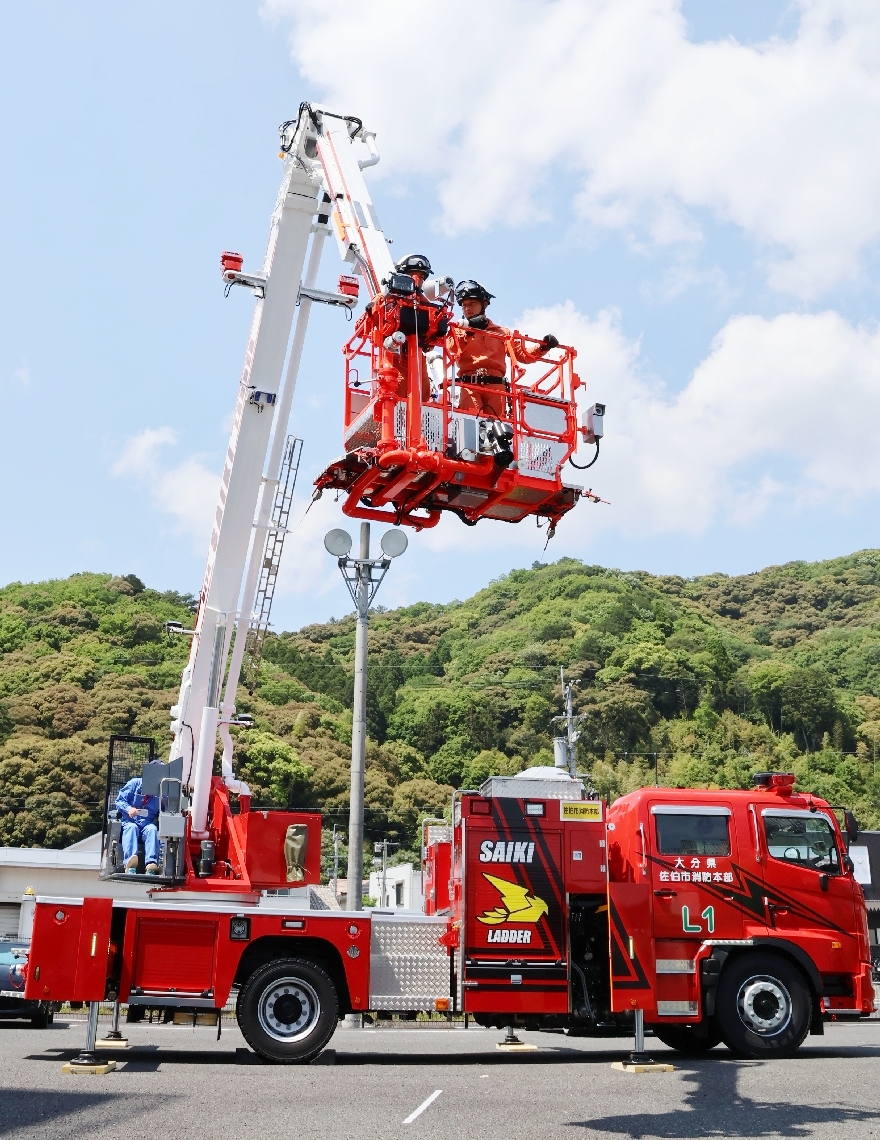 導入された屈折はしご付き消防車＝佐伯市消防本部