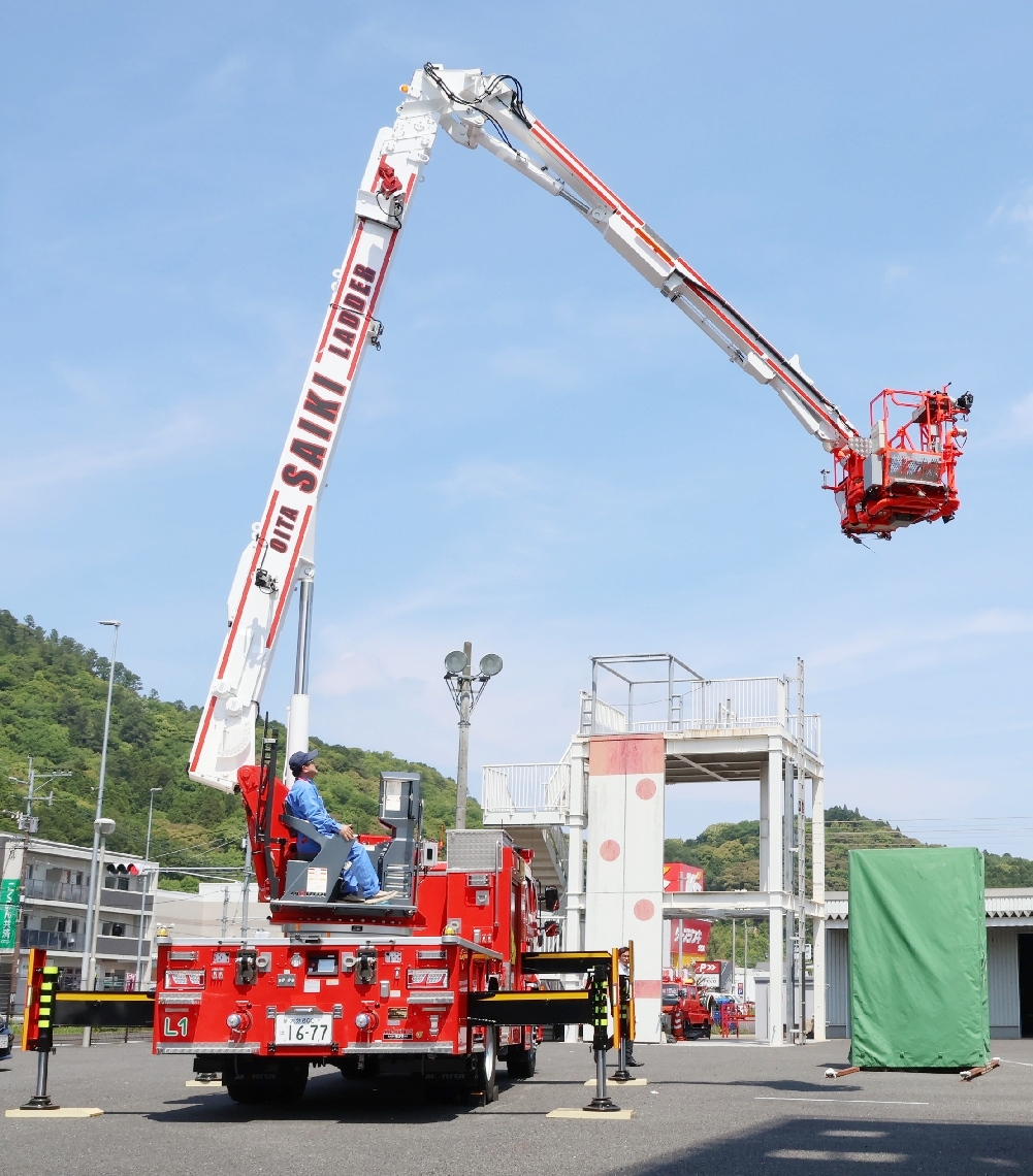 導入された屈折はしご付き消防車