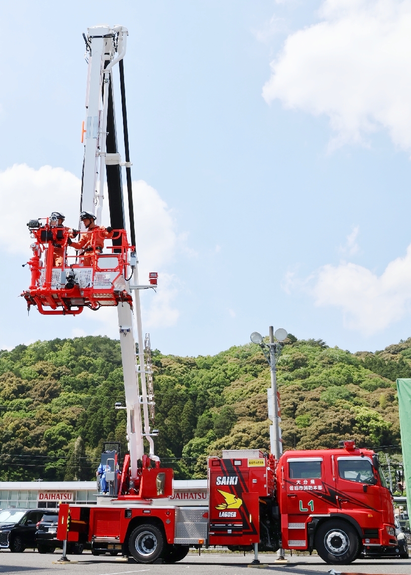 導入された屈折はしご付き消防車