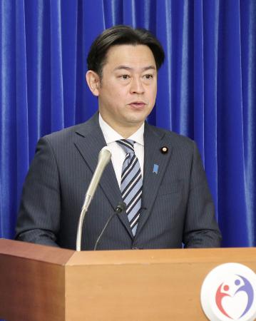 ４月、記者会見する福岡厚労相＝厚労省