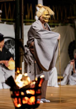 興福寺で行われた、古都に初夏の訪れを告げる伝統行事「薪御能」＝１６日夜、奈良市