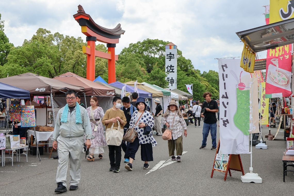 ハンドメード雑貨やキッチンカーなどが並びにぎわうＵＳＡフェス会場＝宇佐市の宇佐神宮表参道駐車場