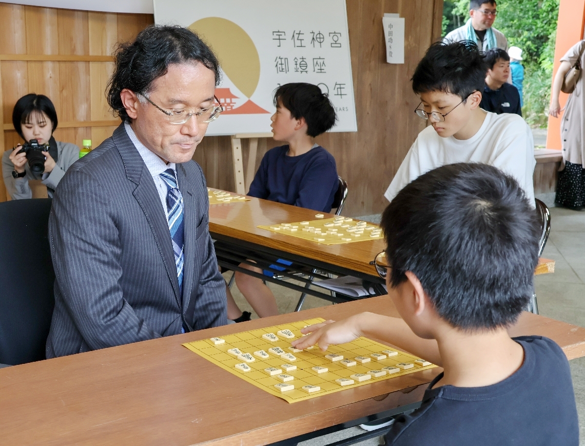 深浦康市九段との真剣勝負に挑む子どもたち＝宇佐市の宇佐神宮絵馬殿