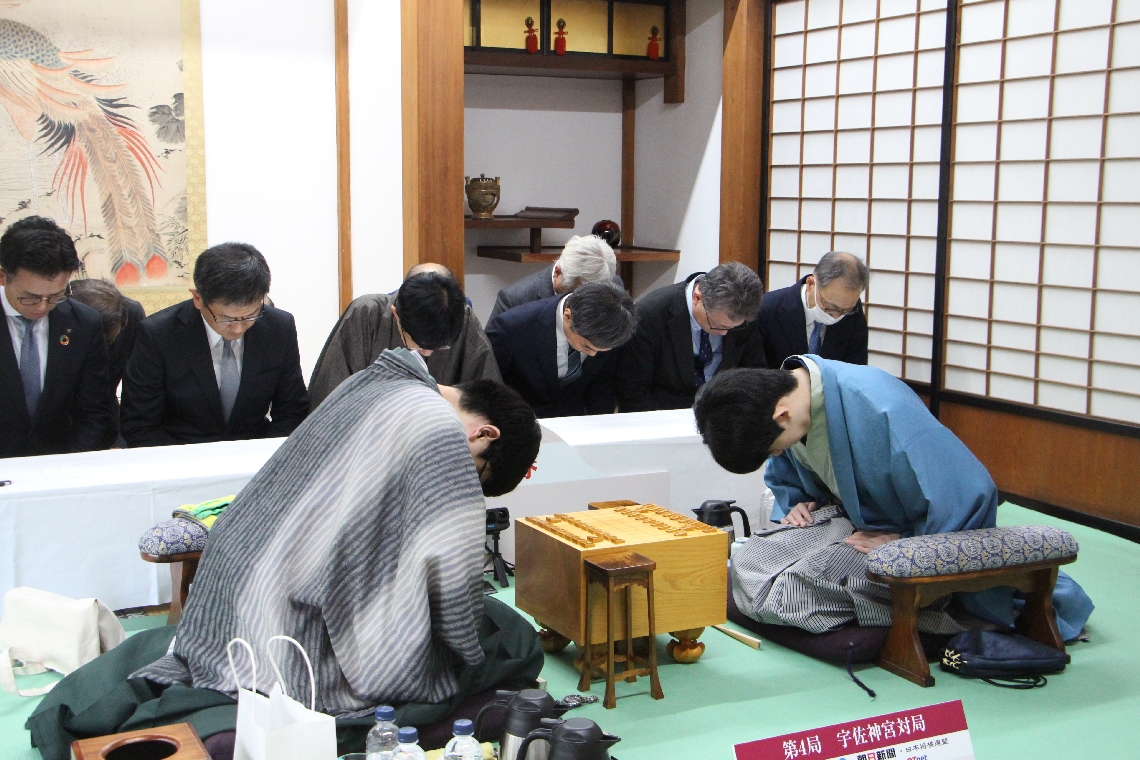 一礼して対局を開始する藤井聡太七冠（手前右）と永瀬拓矢九段（同左）＝日本将棋連盟提供